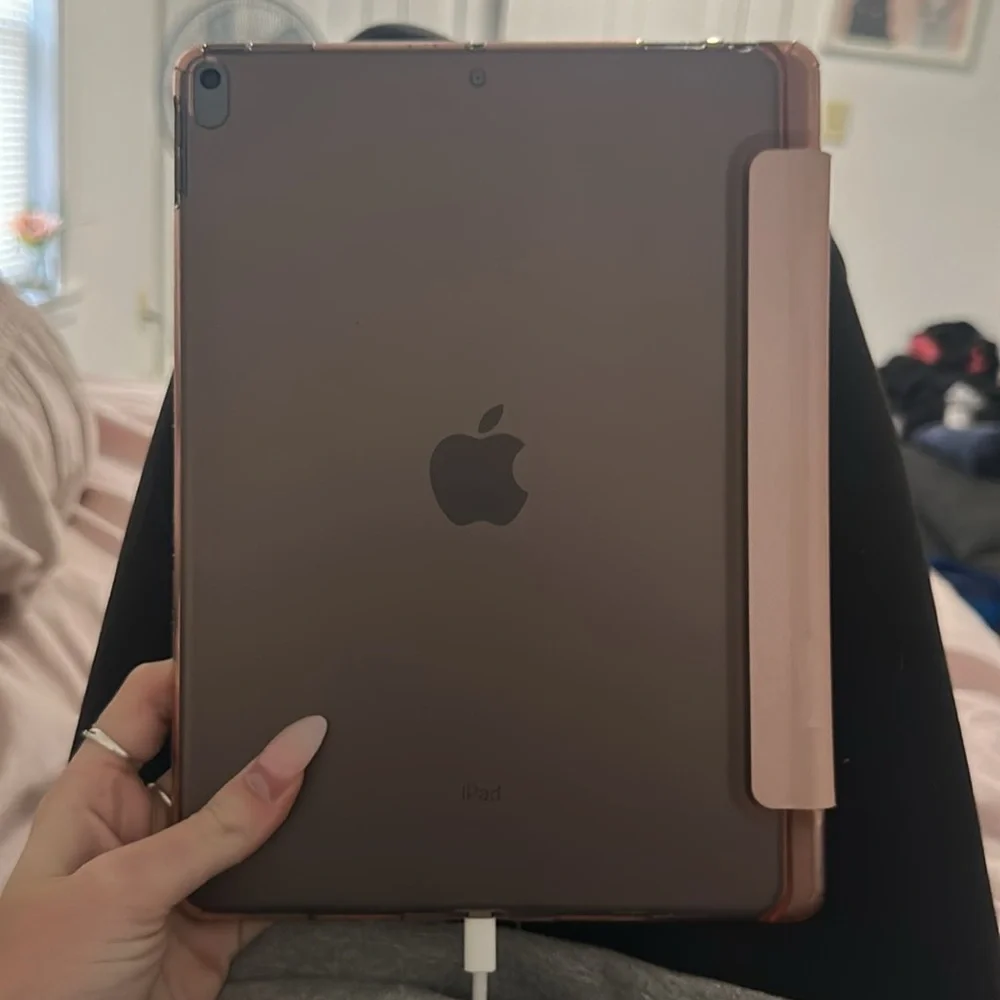 Apple Gray ipad air 3 no cracks, no damages, and barley used!